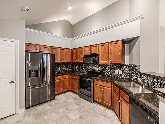 5th image of 825 Browns Ln #201