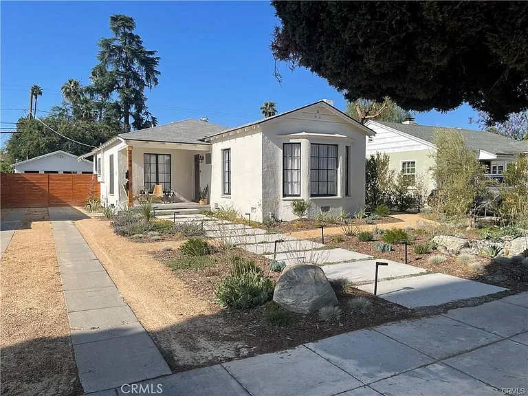 4586 Sunnyside Dr — Photo 1