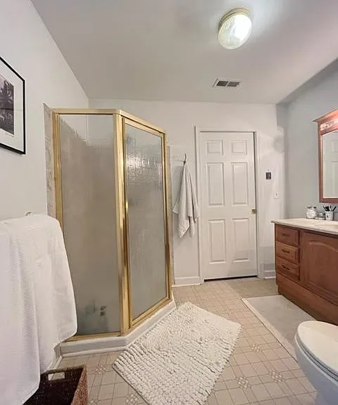 Spacious full bath.