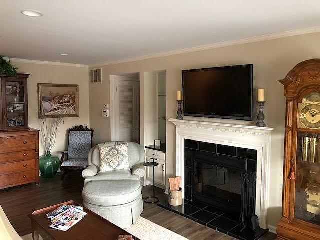 2nd image of 9 Heritage Dr #F