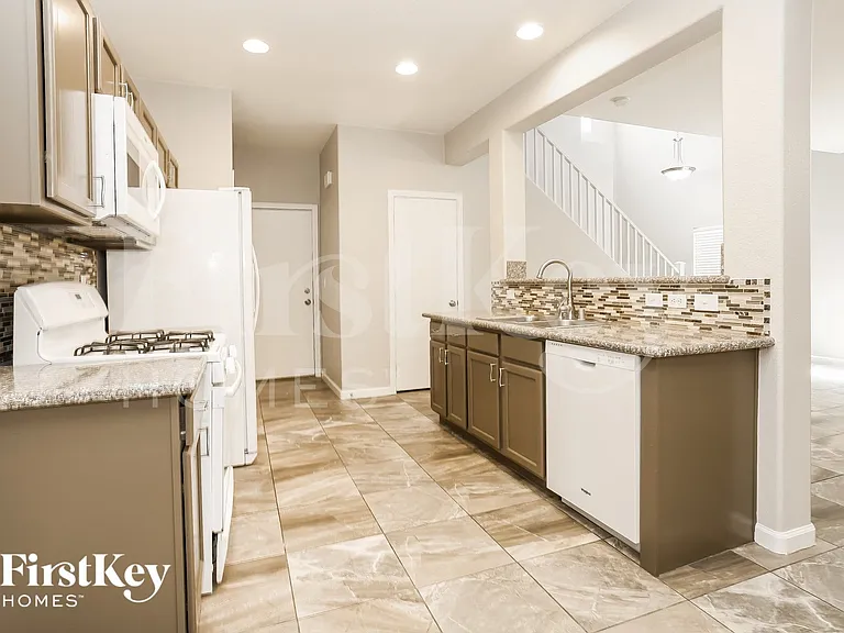 528 Brown Breeches Ave — Photo 5