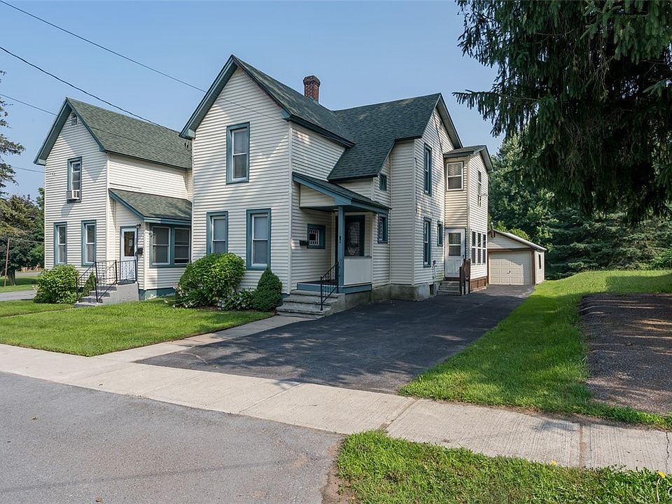 1st image of 556 Adelaide St