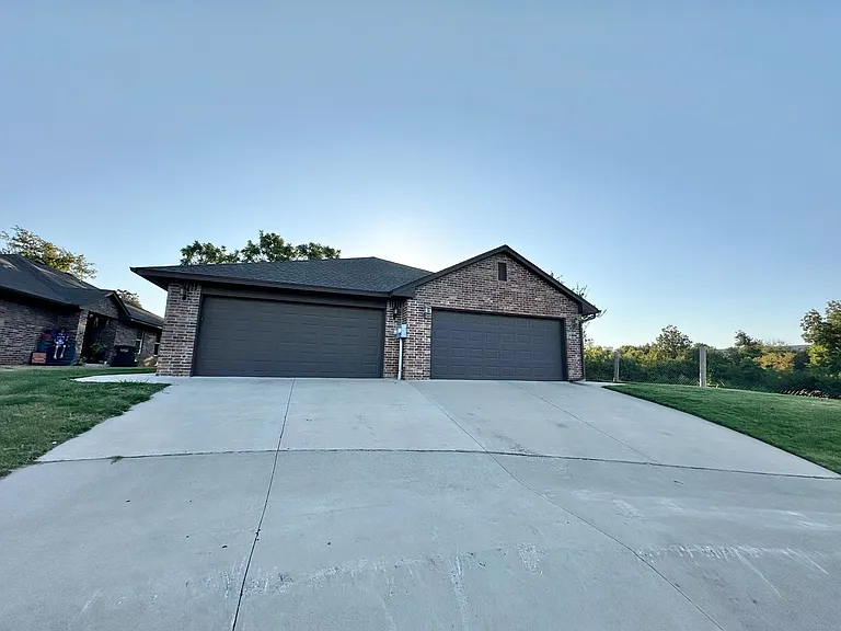 412 Chalk Hill Ct — Photo 3