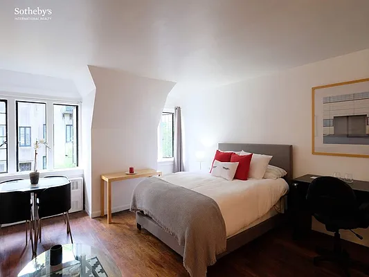 Rented by Sotheby's International Realty | media 18