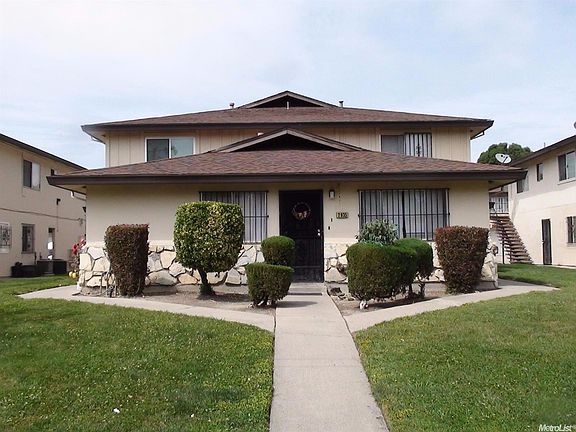 Pull right up in front or back.  Landscaping well maintained and the San Joaquin River is right across the street.