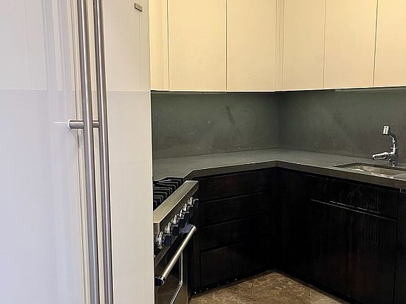 5th image of 200 E 61st St APT 31B