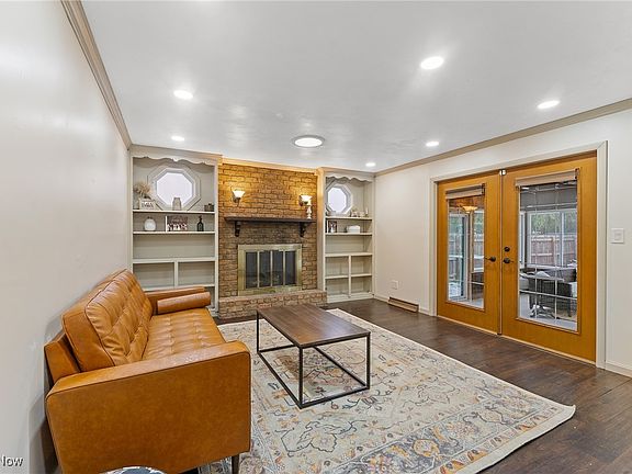 3rd image of 486 Oakridge Dr