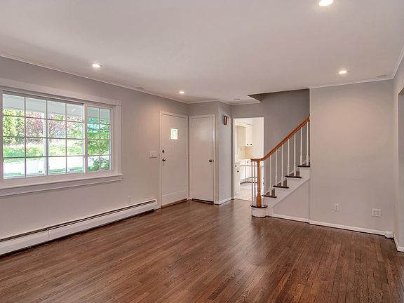 3rd image of 37 Essex Ct