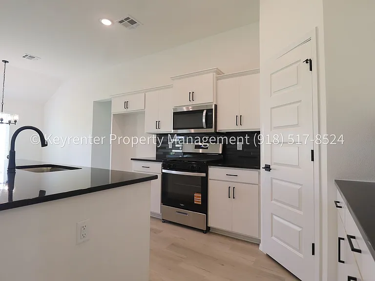 2908 S Redwood Ave — Photo 14