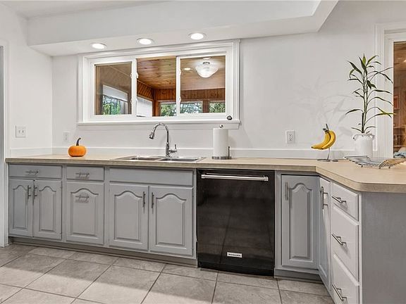 2nd image of 994 Woodlane Dr