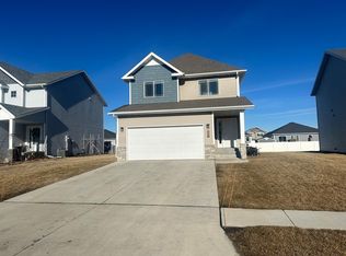 812 Cathy Dr W, West Fargo, ND