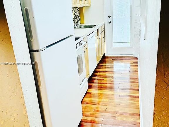 5th image of 2110 NE 39th St APT 9B