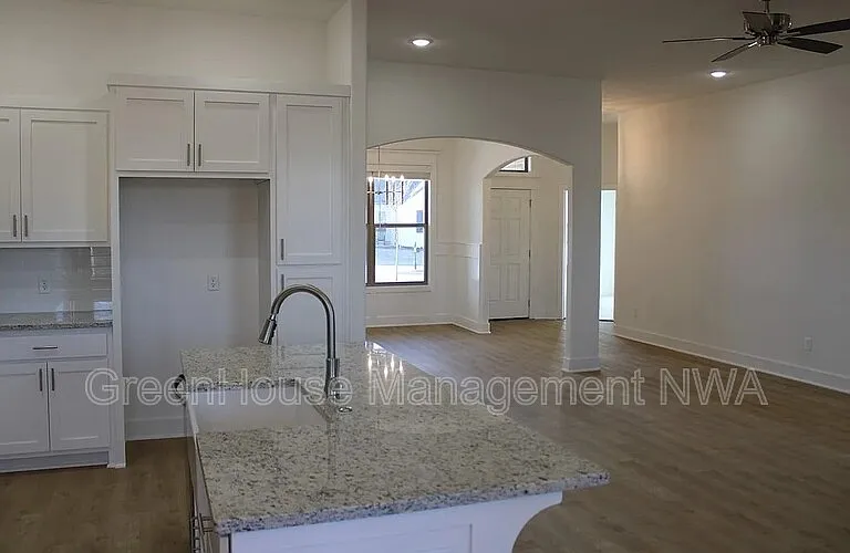 1574 Pershing St — Photo 8