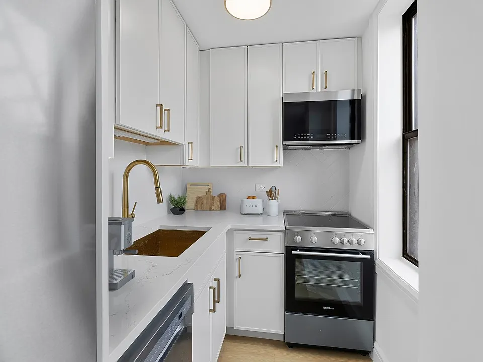 244 W 72nd St #3E