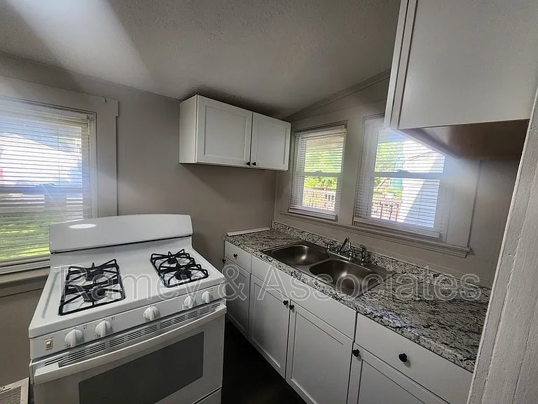 1842 Bolling Ave — Photo 10