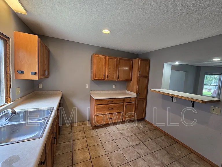 518 E 2nd St — Photo 17