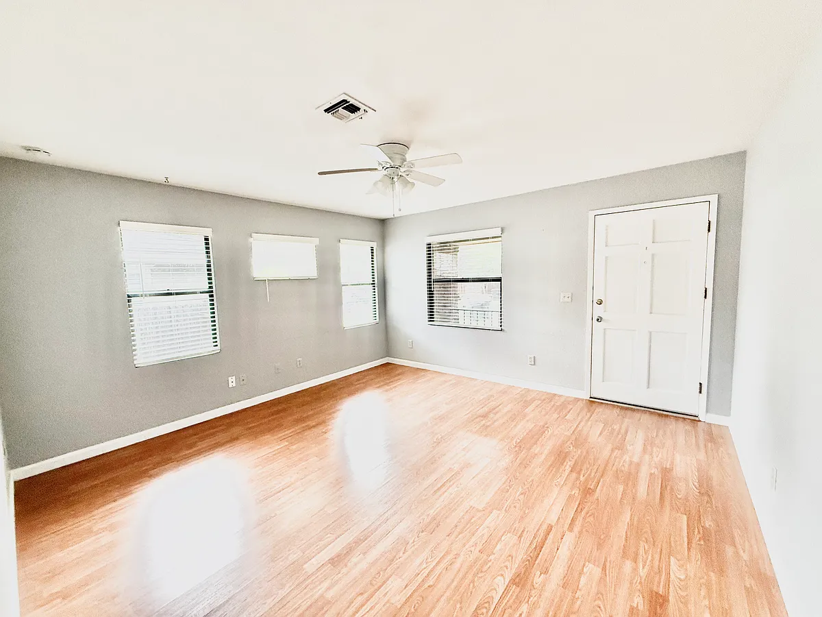 Building Photo - 115 B St #115