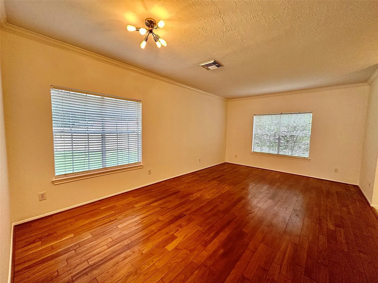 4 bed, 2.5 bath, 2102 sqft, $2,500 — Photo 4