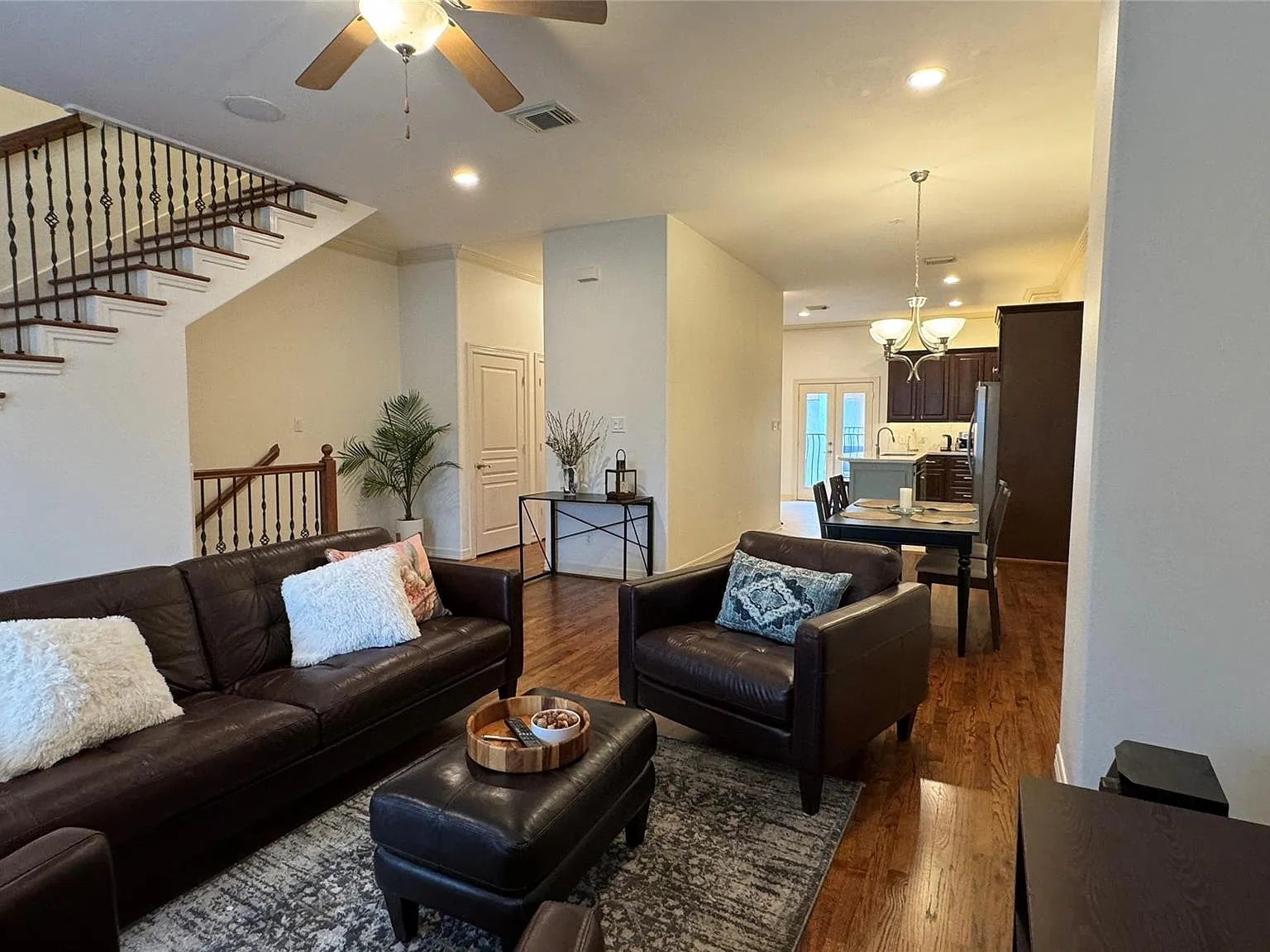 3 bed, 3.5 bath, 2384 sqft, $3,100 — Photo 4