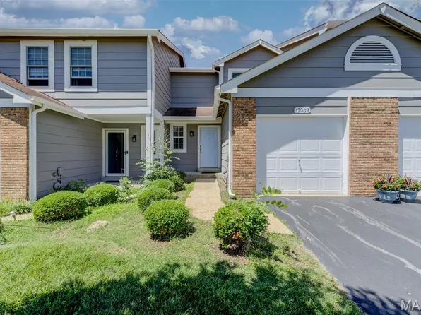 12069 Autumn Lakes Dr, Maryland Heights, MO 63043