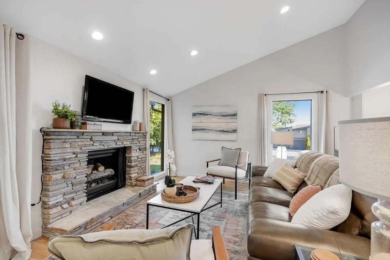 3 bed, 2.0 bath, 1571 sqft, $2,625 — Photo 3