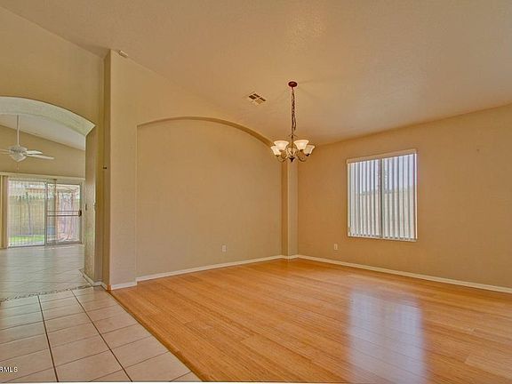 4th image of 2801 E Pontiac Dr