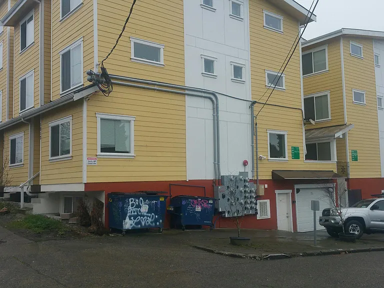 1007 NE 56th St — Photo 2