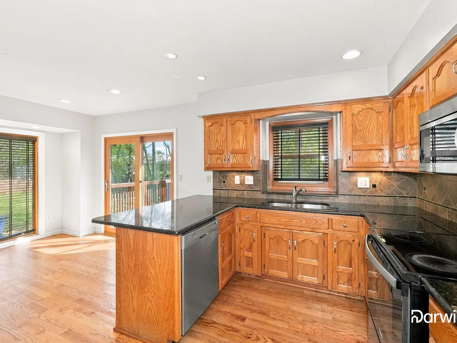 3 bed, 2.5 bath, 1912 sqft, $2,220 — Photo 3