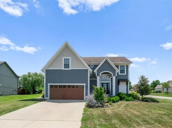 1301 N 4th St E, Louisburg, KS 66053