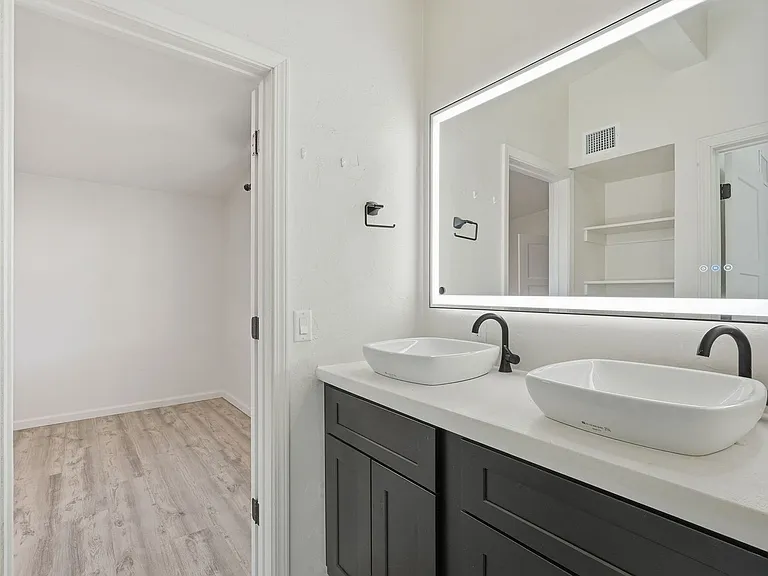 2535 N Dodge Blvd #3 — Photo 31
