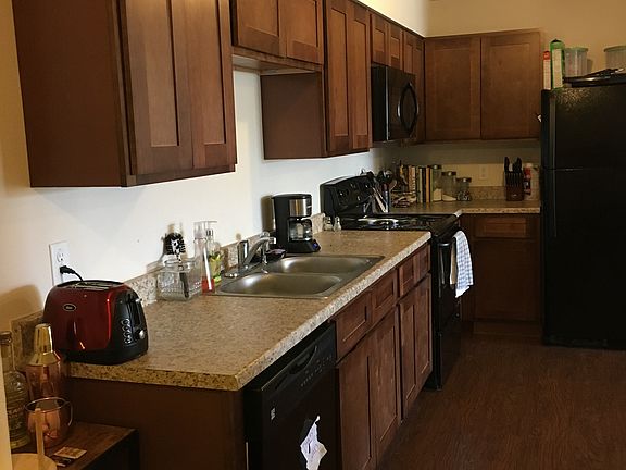 L shaped layout kitchen, all appliances included