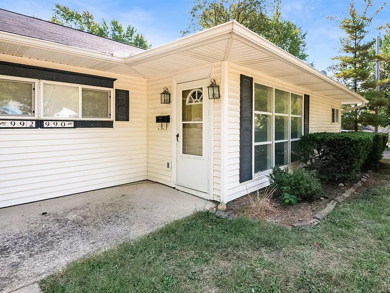 990 Kramer Ave — Photo 2