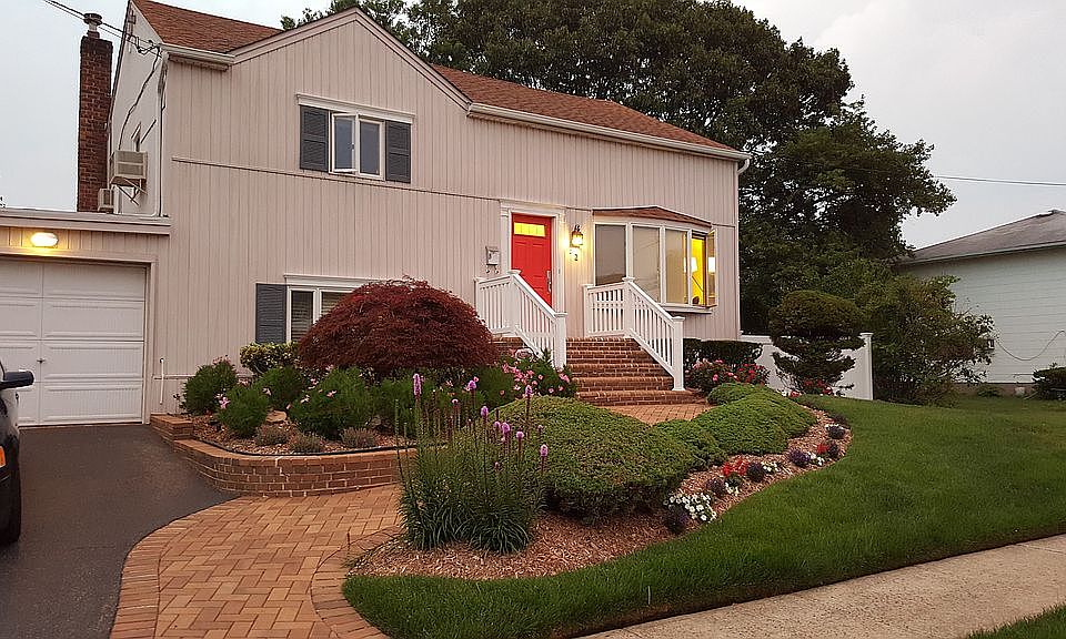 2nd image of 52 Thompson Ave