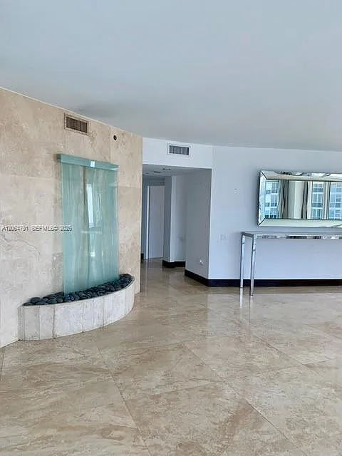 Icon Condo — Photo 4