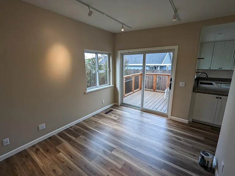 1090 Wanda Ave #B — Photo 9