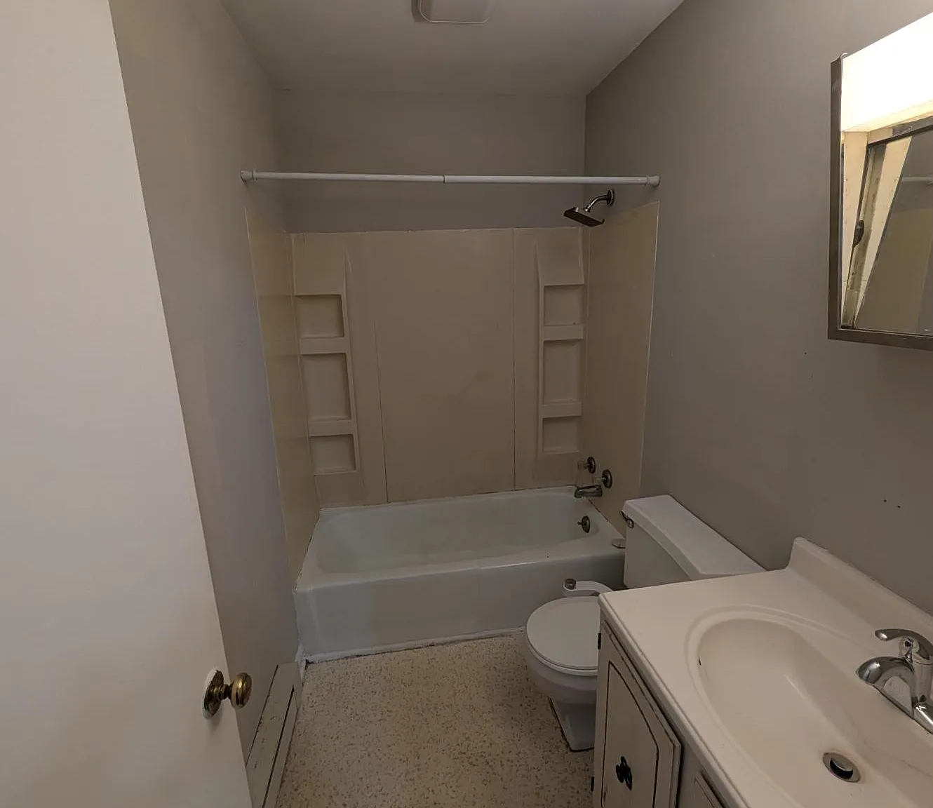 2 bed, $1,000 — Photo 4