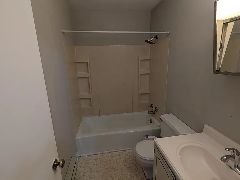 555 E Spiller St #B — Photo 4