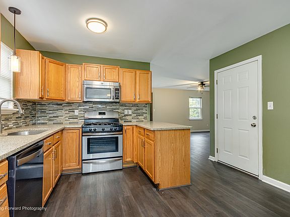 5th image of 1562 Moluf St