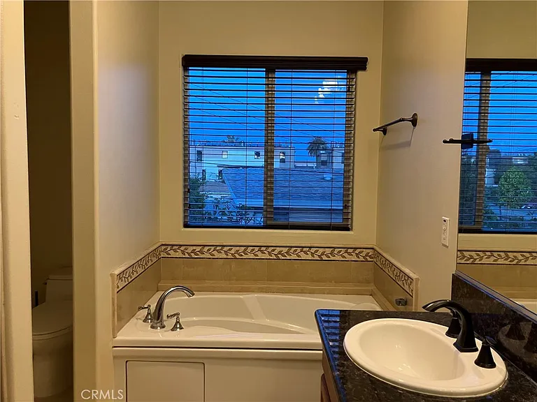 128 E Broadway #I — Photo 17
