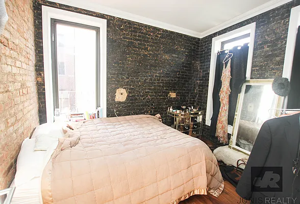 Rented by Jonis Realty | media 9