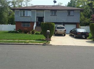 18 Russell Ct, Copiague, NY 11726