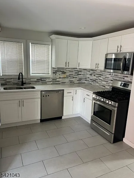 3 bed, 1.0 bath, $3,200 — Photo 3