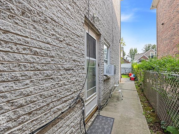 2nd image of 394 Lawton Ave Unit 2B