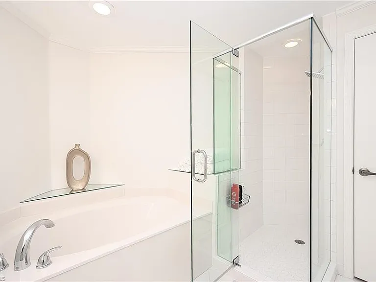 900 L Ambiance Cir #9-106 — Photo 19