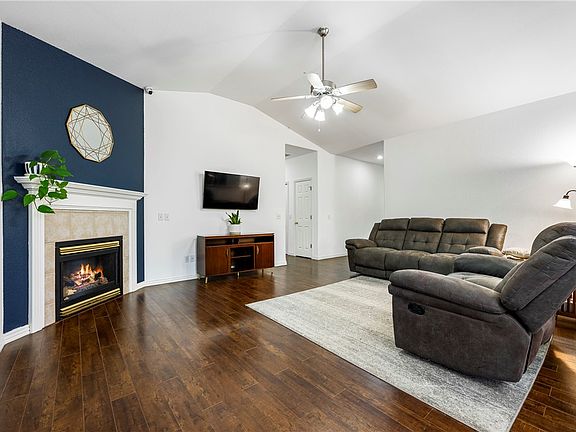 3rd image of 17 Granshire Dr
