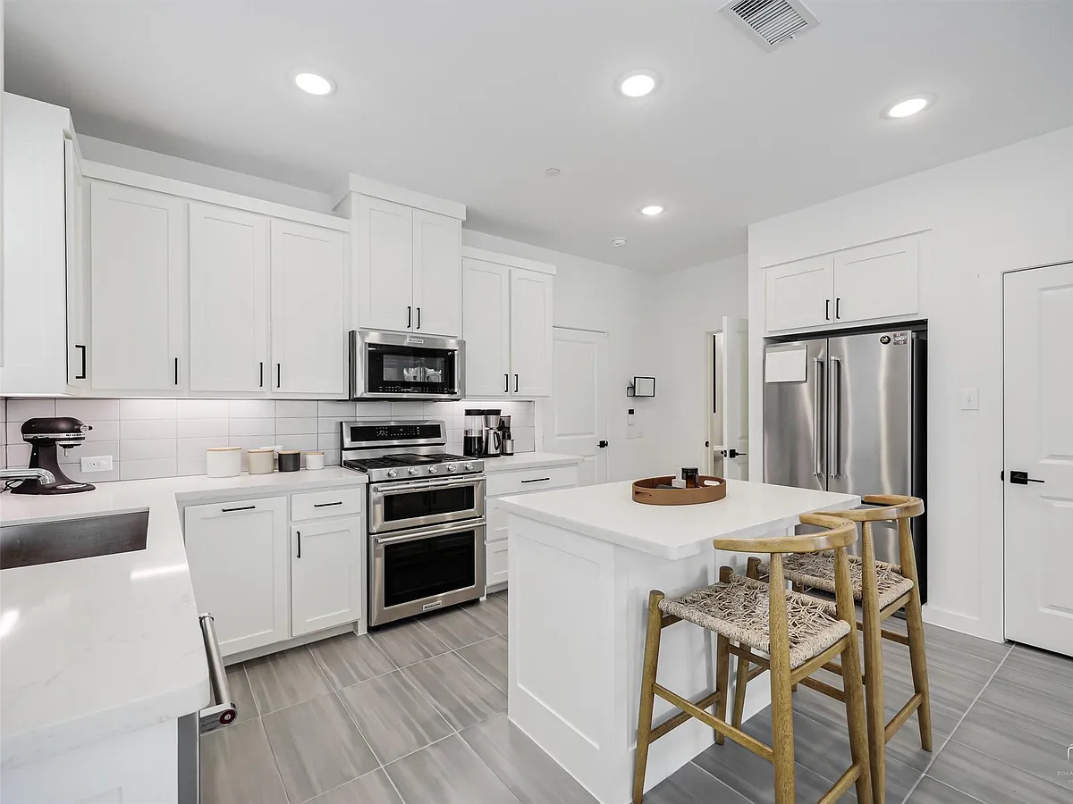 Building Photo - 5912 Ridgeline Dr