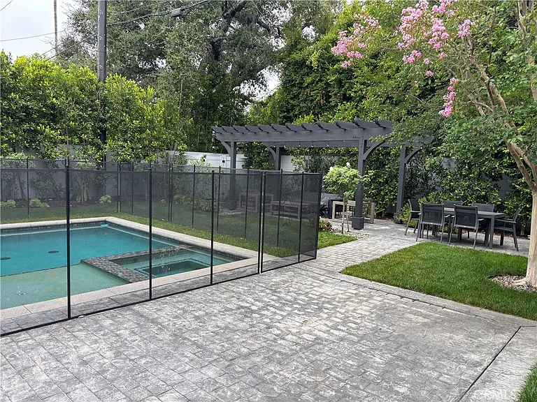 4435 Camellia — Photo 15
