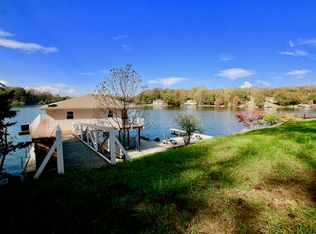 74 Village Ln, Moneta, VA 24121
