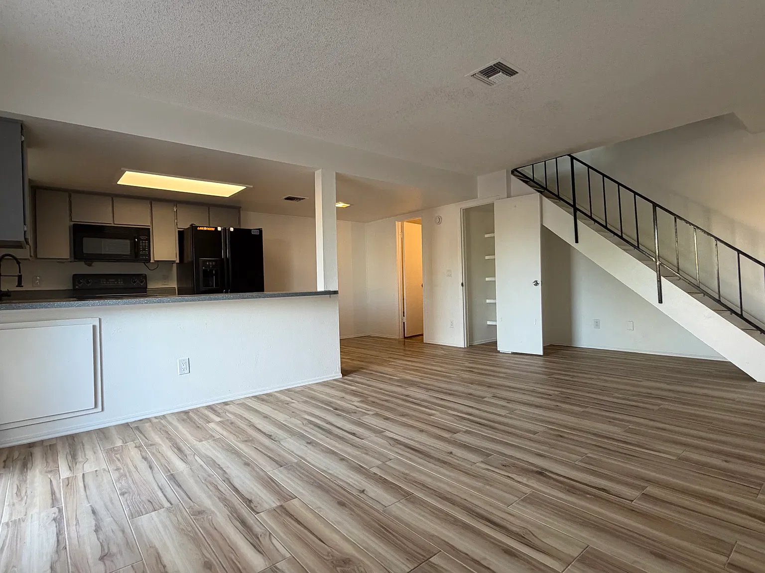 2 bed, 1.5 bath, 675 sqft, $1,200 — Photo 3