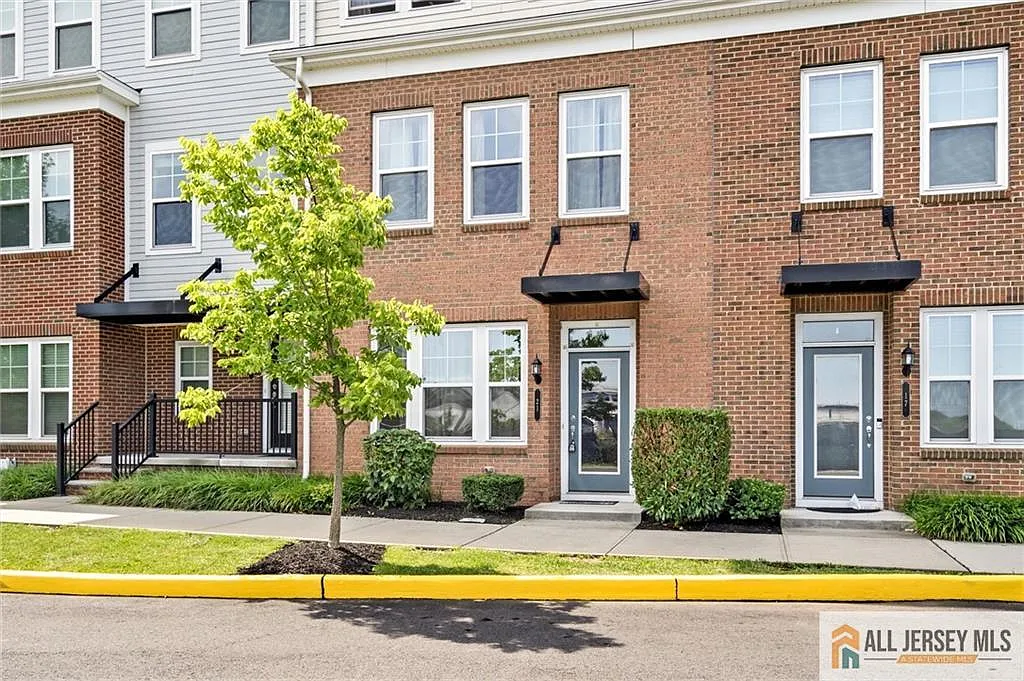 3 bed, 4.0 bath, 2240 sqft, $4,000 — Photo 2